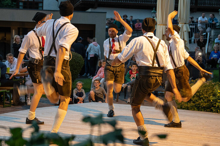 Fünf Schuhplattler Tänzer