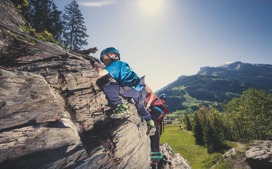 Kinder klettern im Klettersteig Talbach