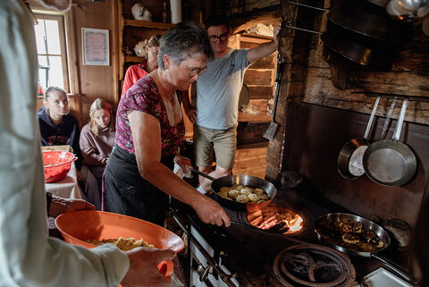 Eine Frau kocht Knödel