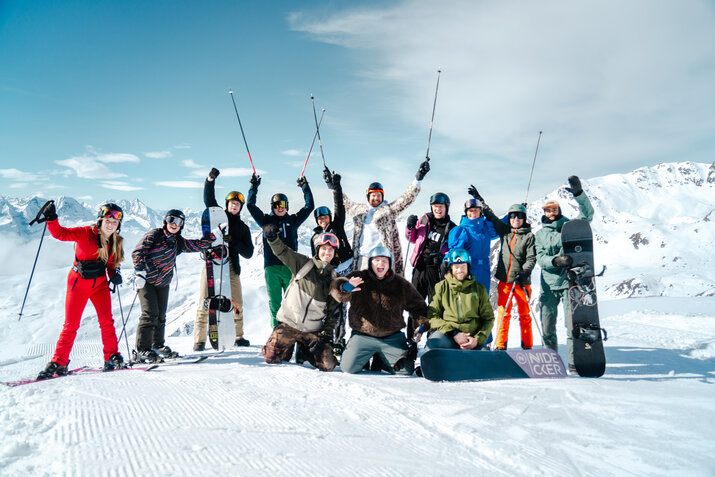 Gruppenfoto beim Skifahren