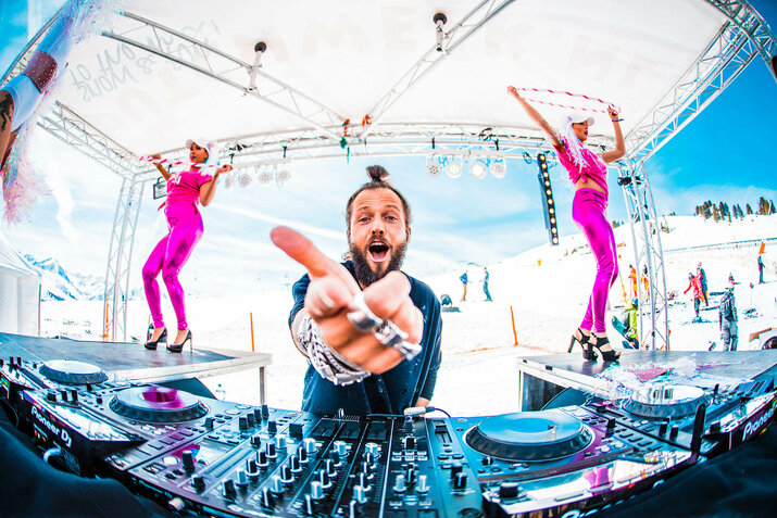 Ein DJ und zwei Tänzerinnen bei der Dutchweek Gerlos