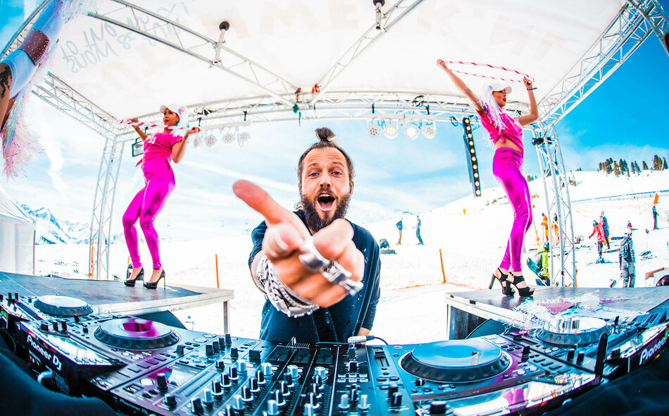 Ein DJ und zwei Tänzerinnen bei der Dutchweek Gerlos