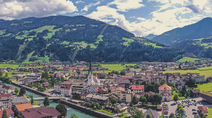 Blick auf Zell im Sommer