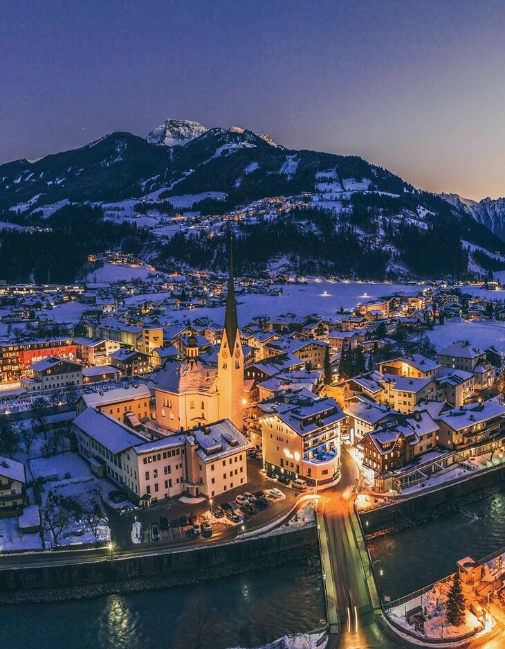 Zell am Ziller bei Nacht im Winter