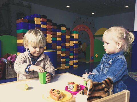 Zwei kleine Kinder spielen im Gästekindergarten