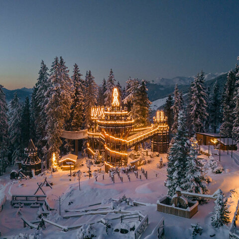 Drohnenaufnahme Fichtenschloss bei Dämmerung