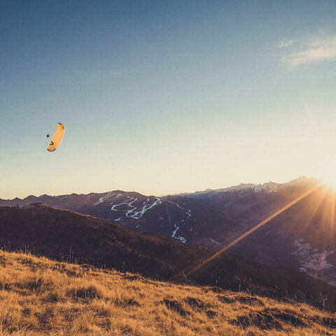 Paragleiten im Sonnenuntergang