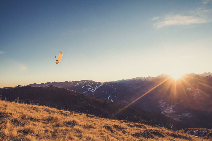 Paragleiten im Sonnenuntergang