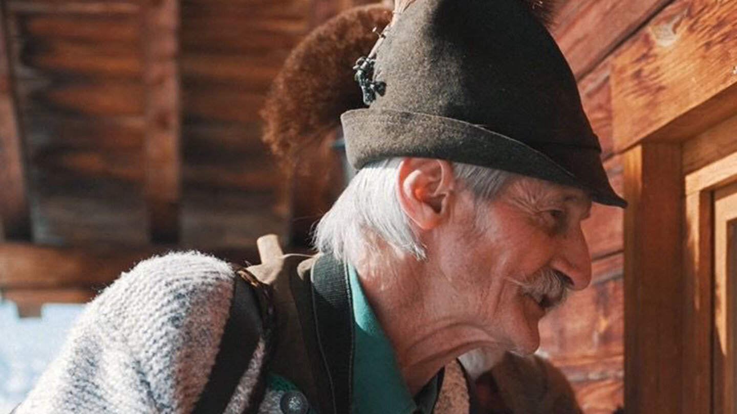 Ein älterer Mann mit traditionellen Filzhut.