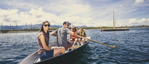 Eine Familie auf einem Ruderboot.