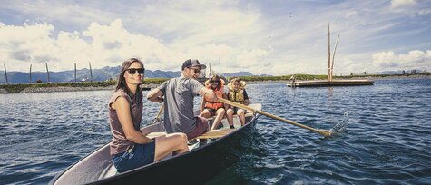 Eine Familie auf einem Ruderboot.