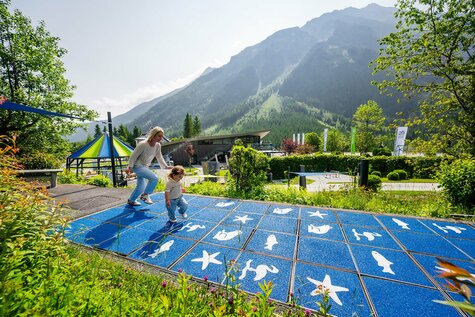 Mutter und Tochter beim Spielen im Freien 