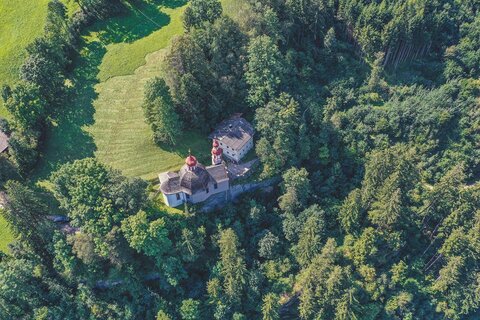 Blick auf eine Wallfahrtskirche aus der Vogelperspektive
