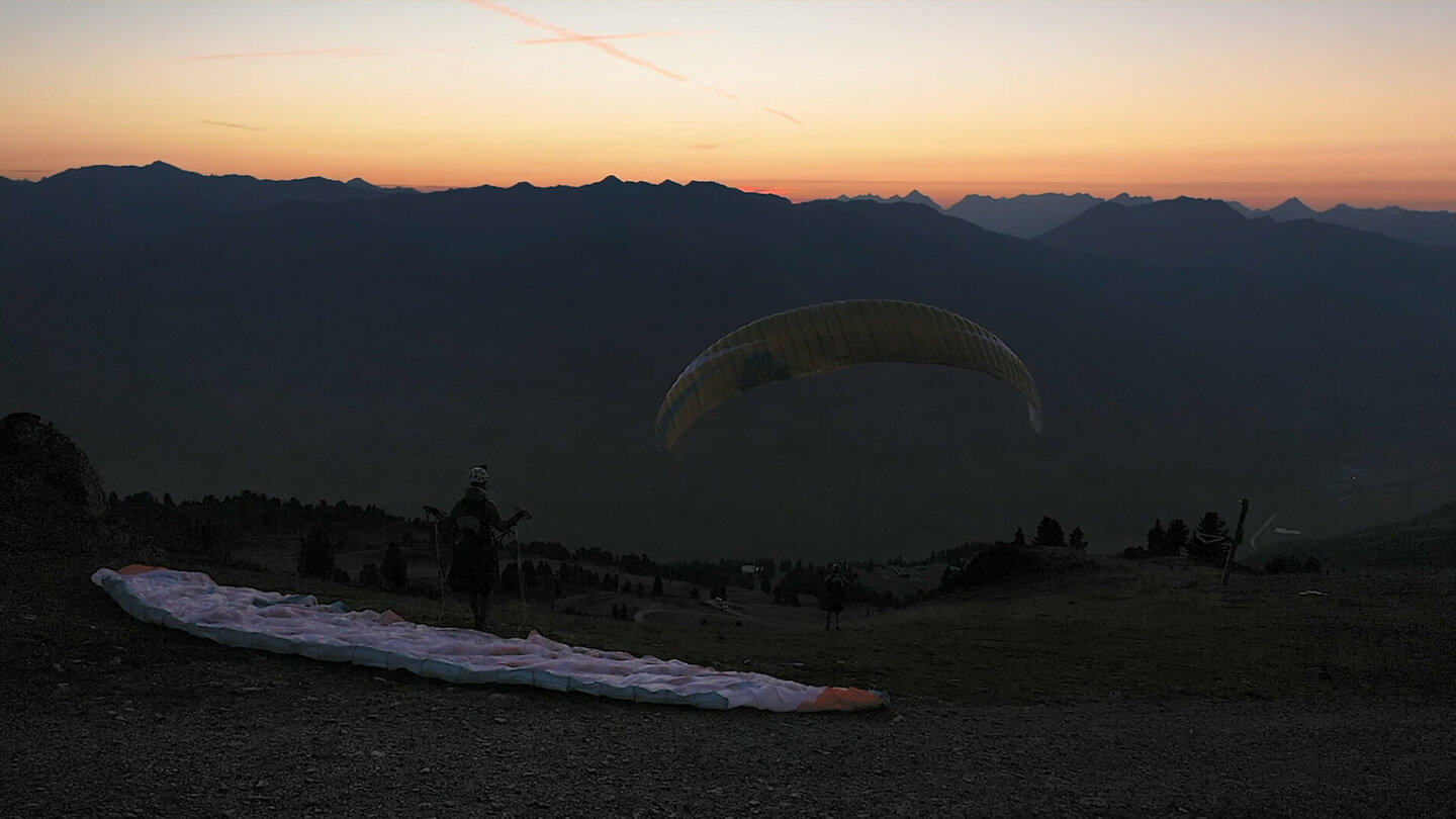 Paragleiten bei Dämmerung