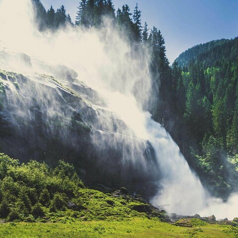 Ein Wasserfall, umgeben von Bäumen