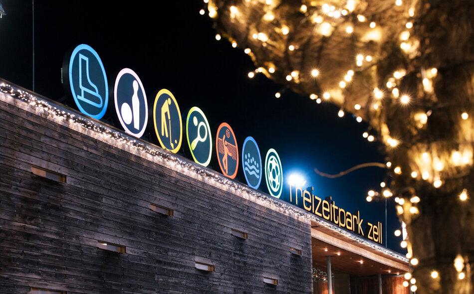 Beleuchter Schriftzug Freizeitpark Zell am Ziller im Winter 