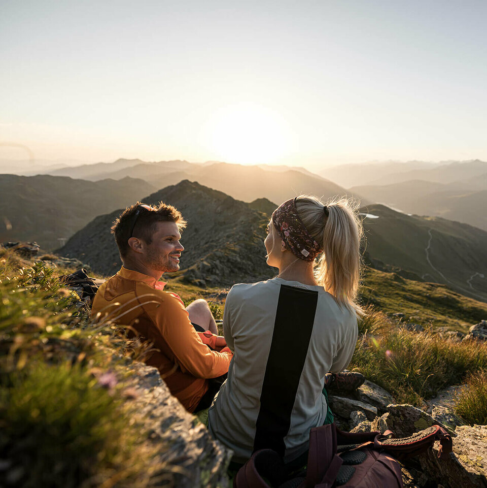 Ein Paar sitzt inmitten der Natur