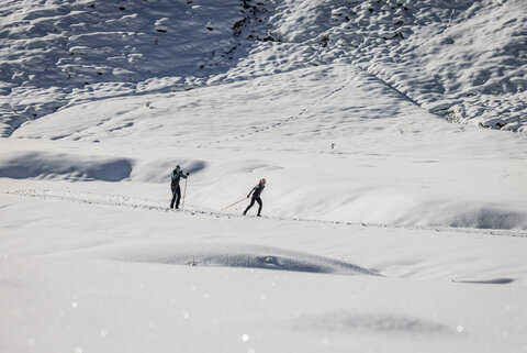 zwei Leute beim Langlaufen 