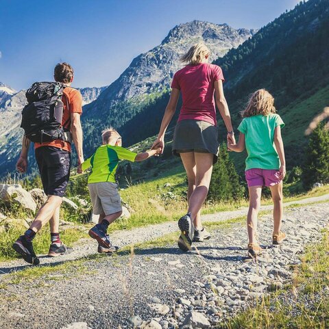 Eine Familie wandert in der Natur