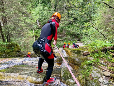 Canyoning-Tour im Zillertal – Teilnehmer seilen sich ab.