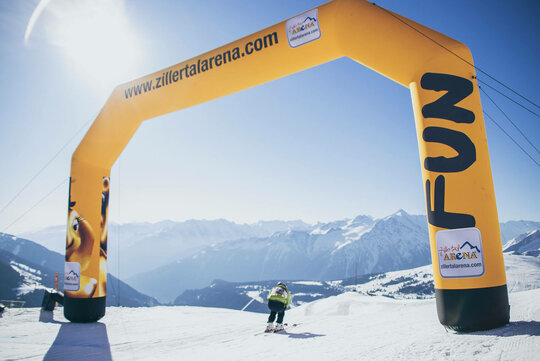 Ein Skifahrer fährt die Piste hinunter
