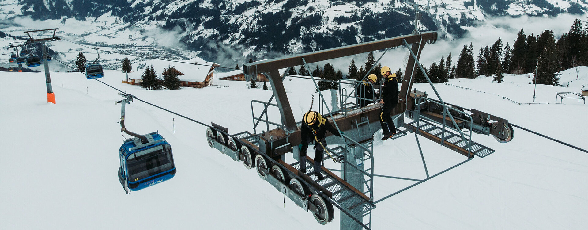 Drei Arbeiter arbeiten am Skilift