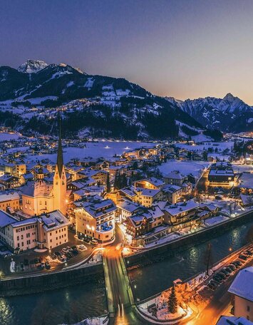 Blick auf das verschneite Zell bei Nacht