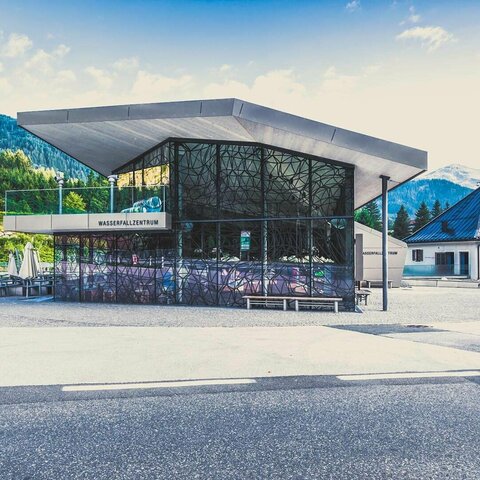 Blick auf das Gebäude des Wasserfallzentrums