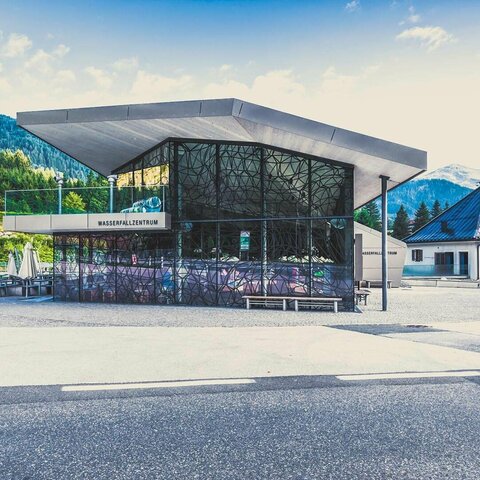 Blick auf das Gebäude des Wasserfallzentrums