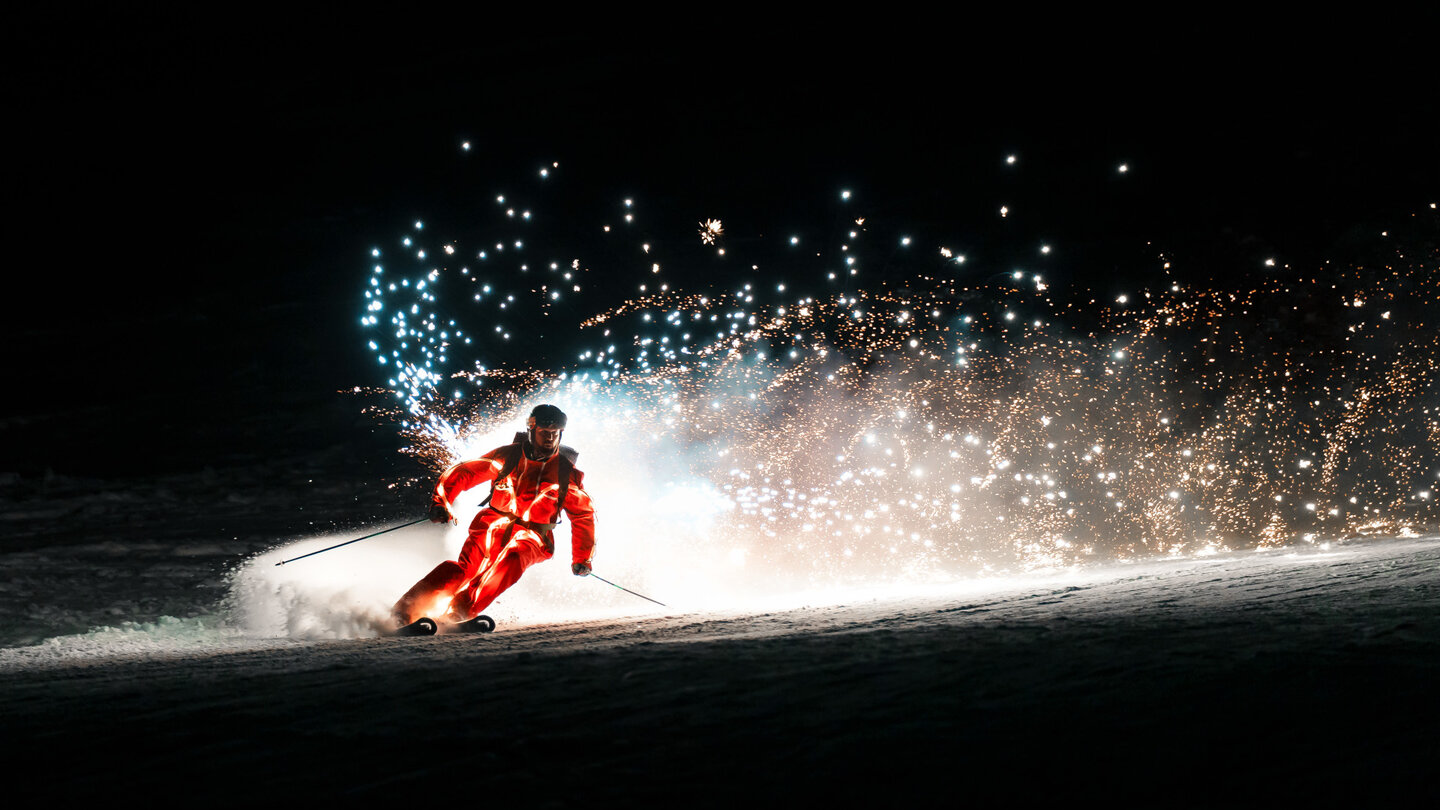Skifahrer mit Pyrotechnik