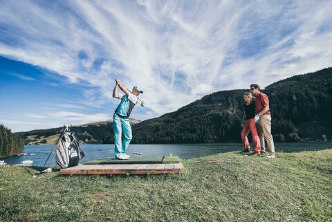 Golftraining am Stausee.