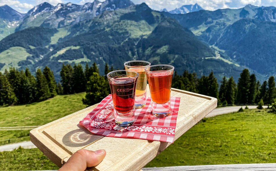 Drei gefüllte Shotgläser vor einer traumhaften Bergkulisse