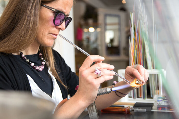 Eine Frau bei einem Glasworkshop