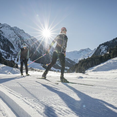 zwei Leute beim Langlaufen