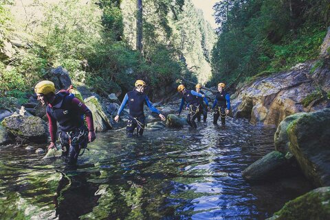 Canyoning-Tour mit Guide in den Alpen.