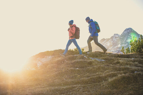 Ein Mann und eine Frau wandern in der Natur
