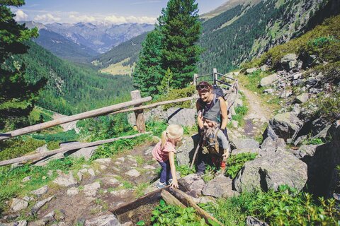 Eine Frau und ein Mädchen beim Wandern durch die Natur