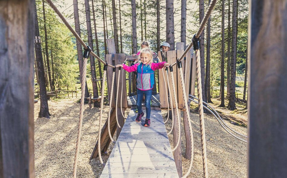 Kinder spielen auf einem Wahlspielplatz