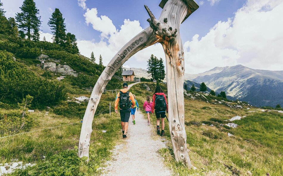 Eine Familie macht eine Wanderung durch die Natur