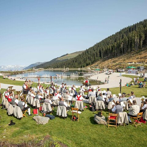 Frühschoppen mit der Bundesmusikkapelle Zell am Ziller am Fichtensee auf der Rosenalm. 