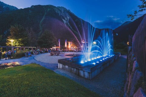 Abends beobachten Zuschauer Wasserfontänen, die in die Luft schießen