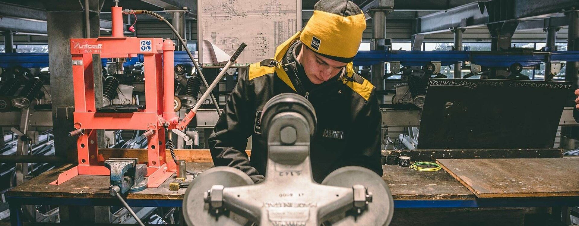 Ein Lehrling bei der Arbeit