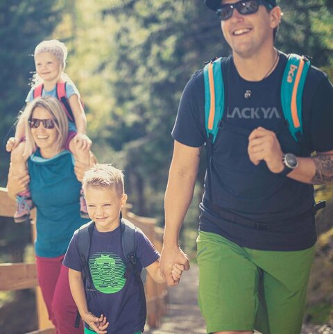 Ein Mann und eine Frau wandern mit ihren Kindern.