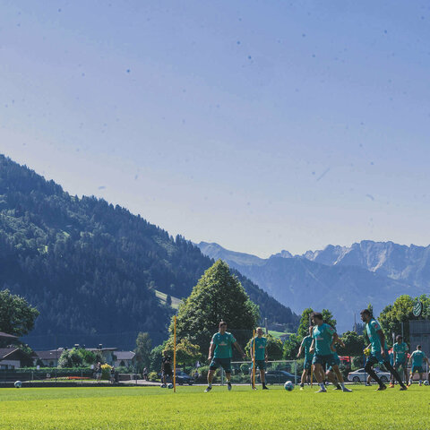 Die Fußballmannschaft Werder Bremen beim Training