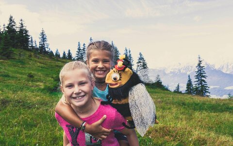 Ein Mädchen trägt ein anderes Mädchen auf ihrem Rücken