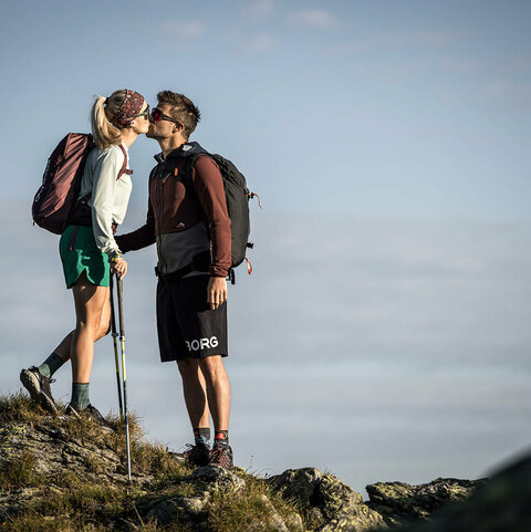 Ein Paar küsst sich zärtlich inmitten der Natur