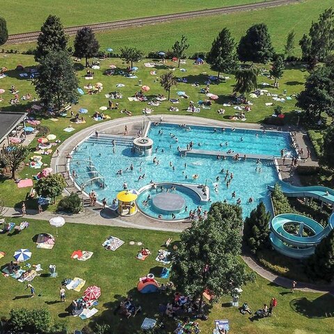 Blick auf das Erlebnisfreibad