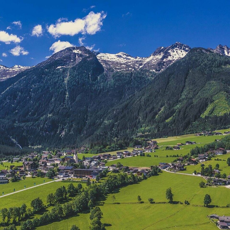 Blick auf ein Dorf vor einer traumhaften Bergkulisse
