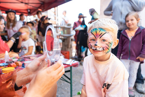 Kleiner Junge beim Kinderschminken