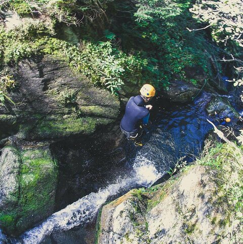 Sprung ins Wasser beim Canyoning in Gerlos